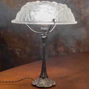 Старинная настольная лампа с матовым, фигурным стеклом